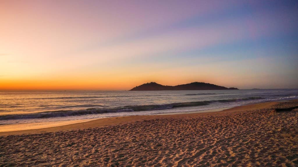 Praia do Campeche ao entardecer — Makai Beach Campeche